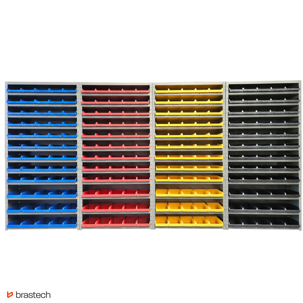 Co się składa na podstawowe wyposażenie magazynu? 47 Organizer warsztatowy z niebieskimi pojemnikami 198 cm x 100 cm x 30 cm